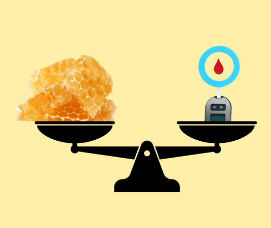 Des rayons de miel naturel et un glucomètre équilibrés sur une balance, symbolisant la relation entre la consommation de miel et la gestion de la glycémie.
